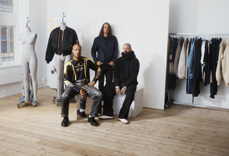 快時尚H&M宣布與潮牌設計師Heron Preston（左一）達成長期夥伴關係，除了成立H2平台之外，還會重點關注品牌男裝，提升產品種類和消費者體驗。圖／H&M提供