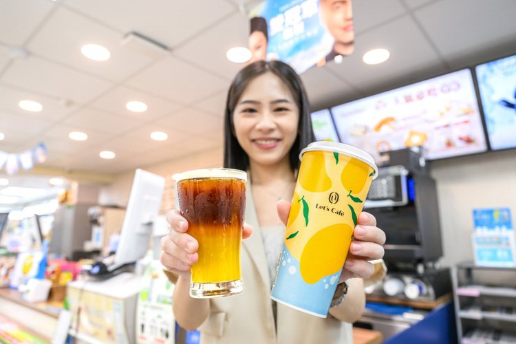 全家便利商店「康康五」活動9月8日至9月10日推出Let’s Café特大杯冰繽芒氣泡美式咖啡買1送1。圖／全家便利商店提供