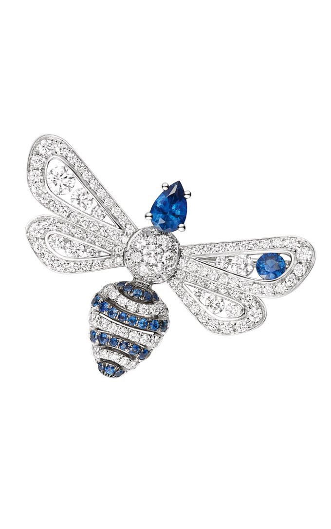 Abeille胸針，18K白金鑲嵌藍寶石與鑽石，價格店洽。圖／Chaumet提供