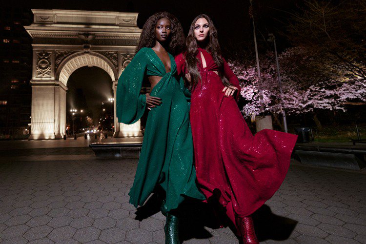 超模Vittoria Ceretti（右）與名模Anok Yai共同詮釋Michael Kors Collection系列頂級女裝形象廣告。圖／MICHAEL KORS提供