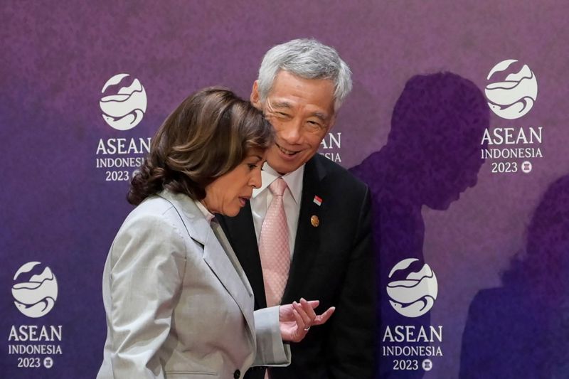 美國副總統賀錦麗（左）與新加坡總理李顯龍6日出席東協—美國峰會。法新社
