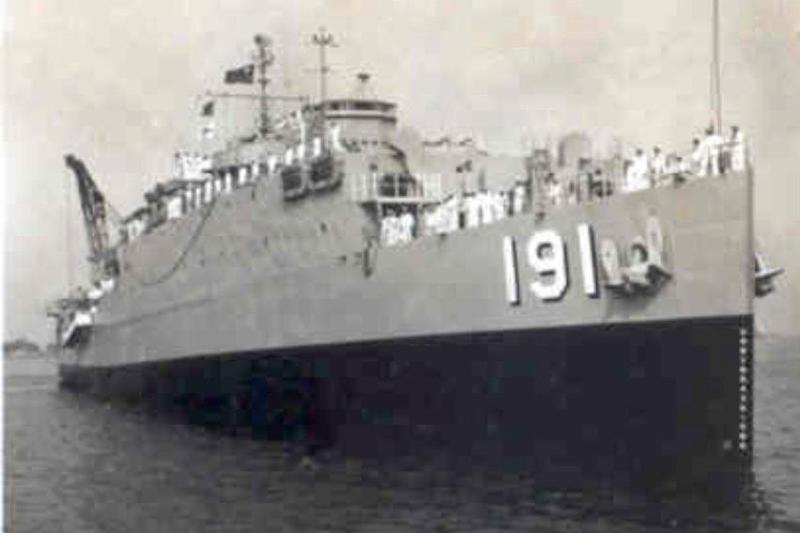 船塢登陸艦曾在823砲戰時期執行「轟雷」作戰行動，將3艘合字號LCU登陸艇搭載榴彈砲送上金門。圖為第一代中正艦，原先是美軍LSD-8，來華初期命名東海艦，後來因蔣中正總統逝世，更名中正艦以紀念。圖／海軍提供