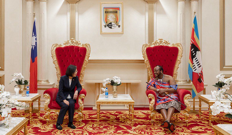蔡英文總統出訪非洲友邦史瓦帝尼，與國王恩史瓦帝三世會晤。圖／總統府提供