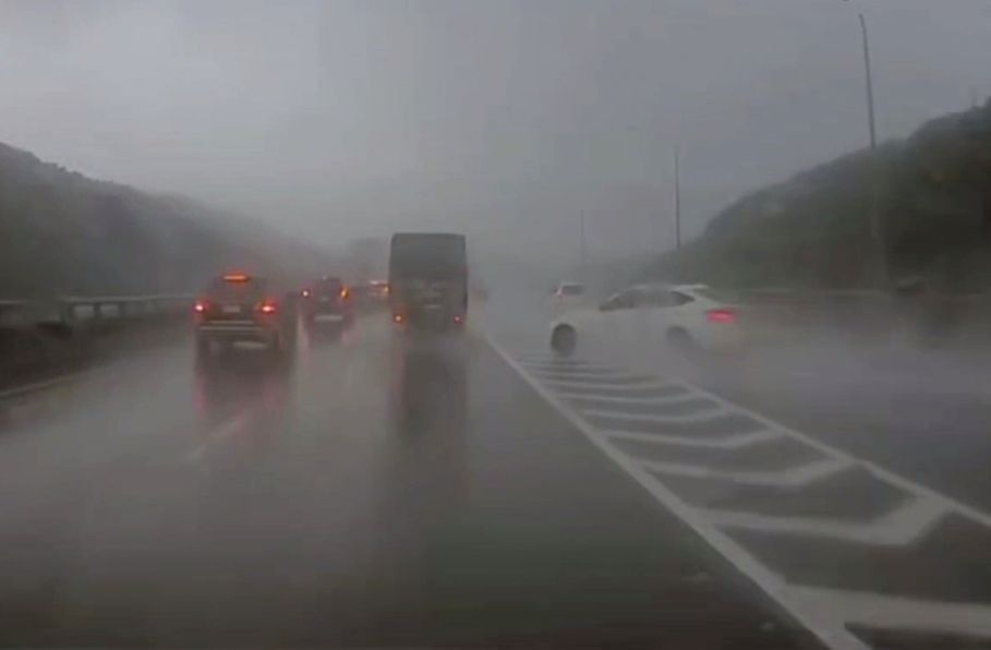 Re: [新聞] BMW國道五楊高架打水漂 失控滑撞貨車再回