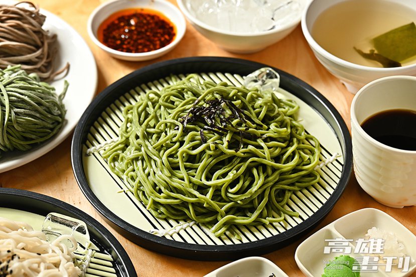 剛煮好的綠藻麵呈現天然綠的鮮亮光澤，是具高營養成分的蔬食新食尚。 圖／Carte...