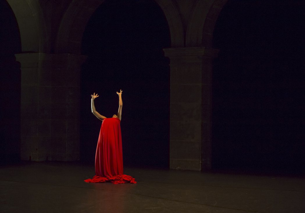 《我是紅》是萬吉魯．卡穆尤以她 2005 年的獨舞作品《Spiral》為基礎，與...