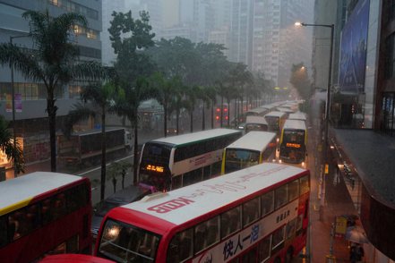 香港昨夜起出現暴雨，至今未停，暴雨導致多地淹水，天文台黑色暴雨警告持續。示意圖。中新社