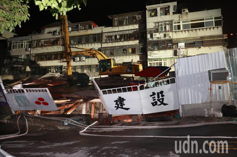 疑似施工不慎造成台北市中山區大直街94巷周邊民宅傾斜下沉的建案基地，樓層鋼架也整個倒塌。記者蘇健忠／攝影