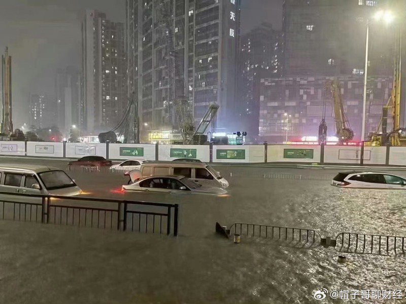 受海葵颱風殘流與季風影響，廣東深圳自7日下午5時開始出現極端強降雨，多地傳出淹水災情。（取自微博）