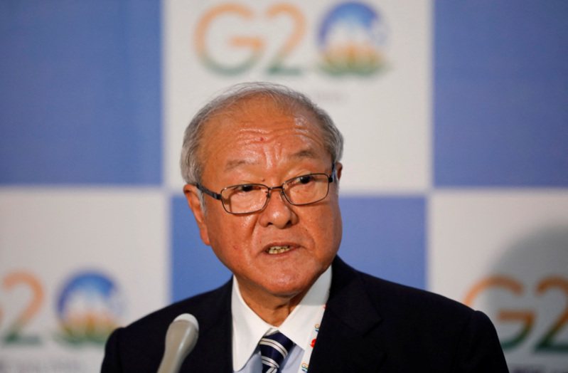 日本財務大臣鈴木俊一周五表示，不樂見匯率過度劇烈波動，當局不排除任何選項。路透