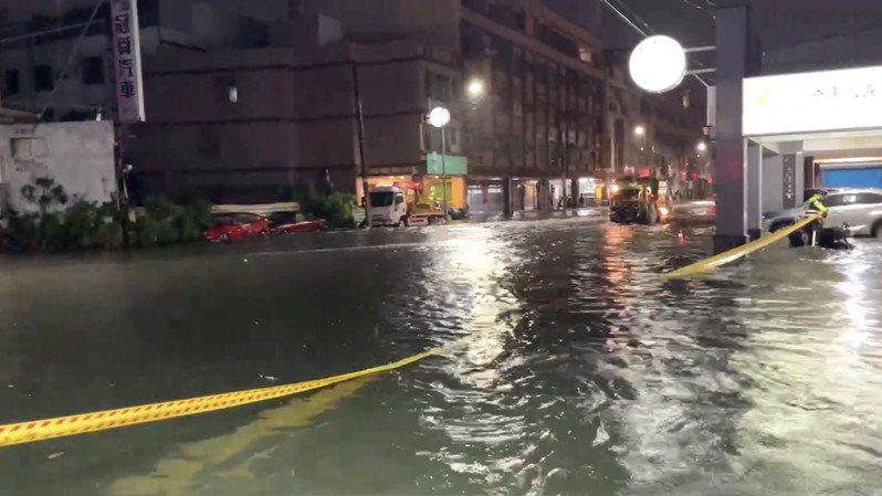 台南市昨晚雨彈狂炸，安南區等7區37處出現淹水，民怨四起。圖／讀者提供