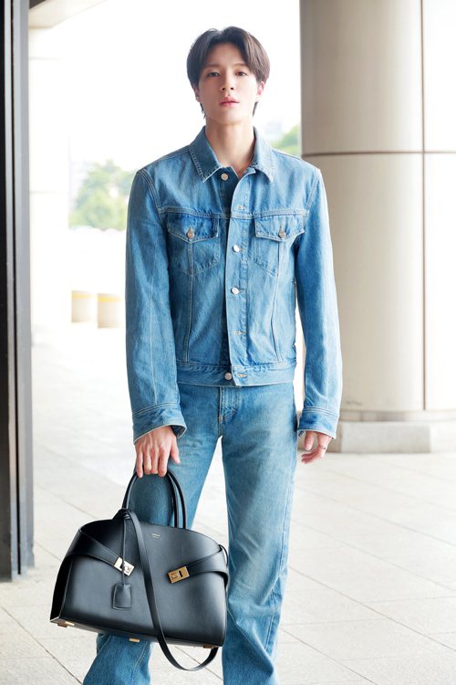 FERRAGAMO品牌大使JENO穿著早秋系列牛仔套裝並揹帶HUG包。圖／FERRAGAMO提供