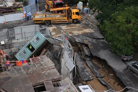 台北市大直街94巷1弄基泰建設建案施工導致民宅傾斜。 記者余承翰／攝影
