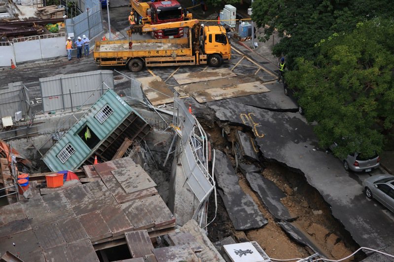 台北市大直街94巷1弄基泰建設建案施工導致民宅傾斜。記者余承翰／攝影