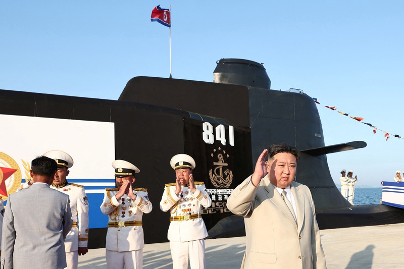 號稱北韓第一艘核戰術攻擊潛艦「金君玉英雄號」9月6日成軍，金正恩前往視察。路透