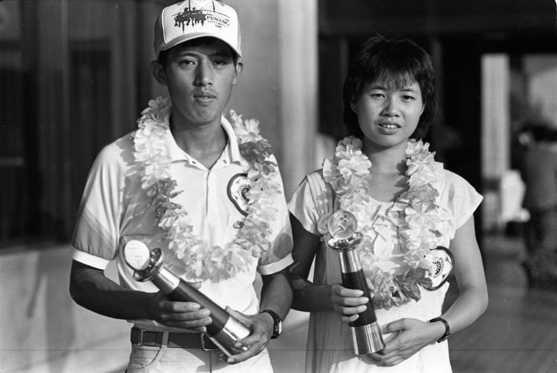 1986年9月9日，獲馬來西亞「檳城國際馬拉松賽」男子冠軍、女子亞軍的我國長跑名將何信言(左)、廖月卿(右)，凱旋回國。圖／聯合報系資料照片