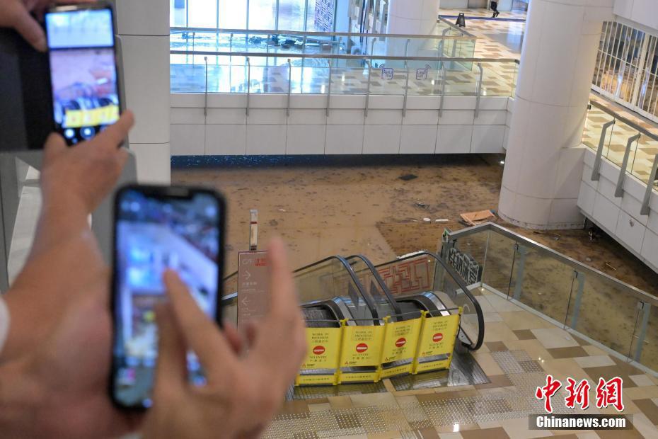 香港黃大仙地鐵站附近路面出現泥濘和積水，有商場地下全層被淹沒，連接商場外的港鐵站...