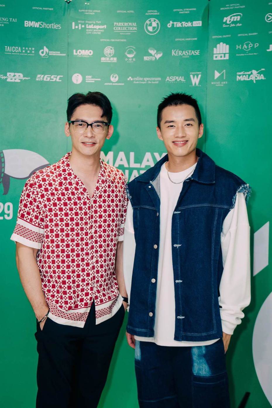 温昇豪(左)、陳澤耀日前曾前往馬來西亞電影節宣傳「我和我的賽車老爸」。圖／新世紀南向開發提供