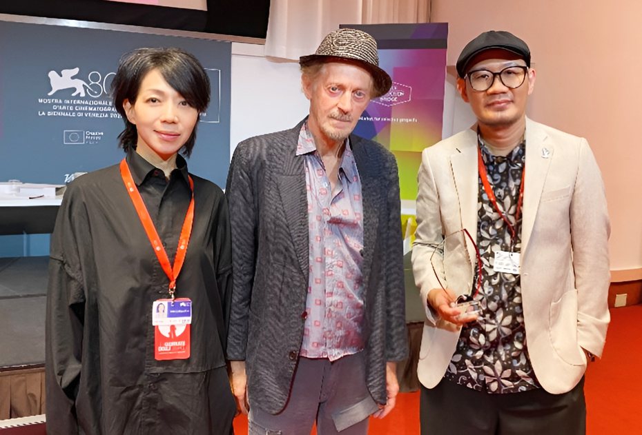 萬芳（左起）、費里尼御用編劇卡瓦佐尼、導演張吉安在威尼斯影展「電影藝術獎」頒獎典禮上合影。圖／海鵬提供