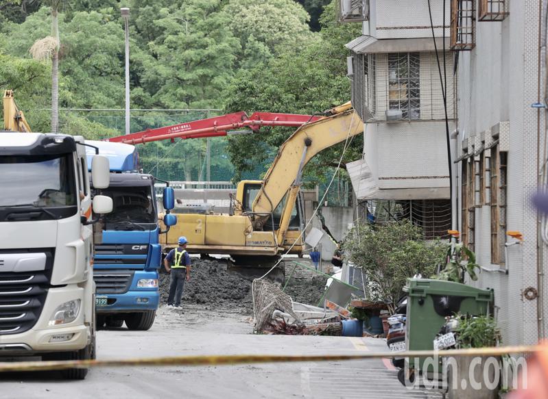 台北市大直街民宅因隔壁新建案工地施工導致坍塌，現場進行灌漿保護以防持續下陷。記者許正宏／攝影