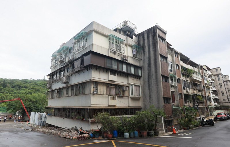 台北市大直街94巷周圍疑因建案工程，造成民宅傾斜、塌陷。記者余承翰／攝影