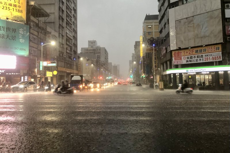 高雄市下班時間下起大雨。記者古和純／攝影