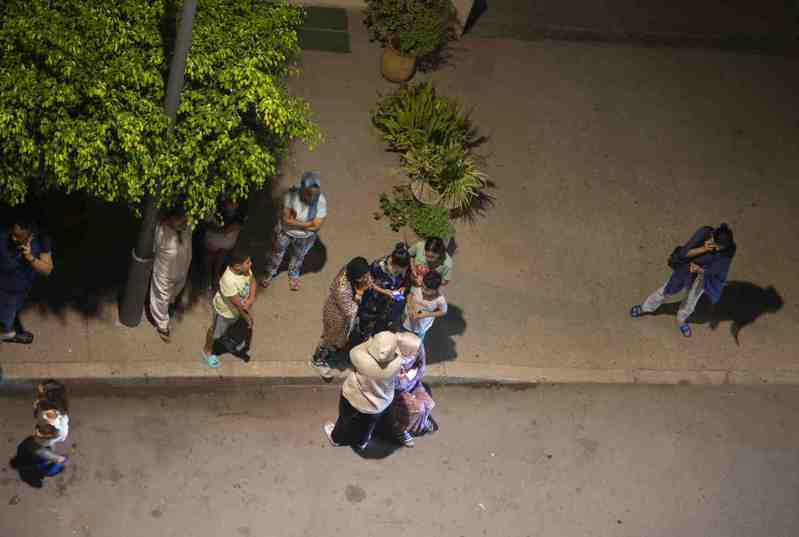 图为9月8日摩洛哥拉巴特发生地震后，人们避难互向报平安。美联社(photo:UDN)