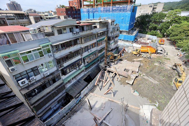 基泰建設公安意外導致台北市中山區大直街94巷民宅塌陷，圖為灌漿工程工地現場。記者曾原信／攝影