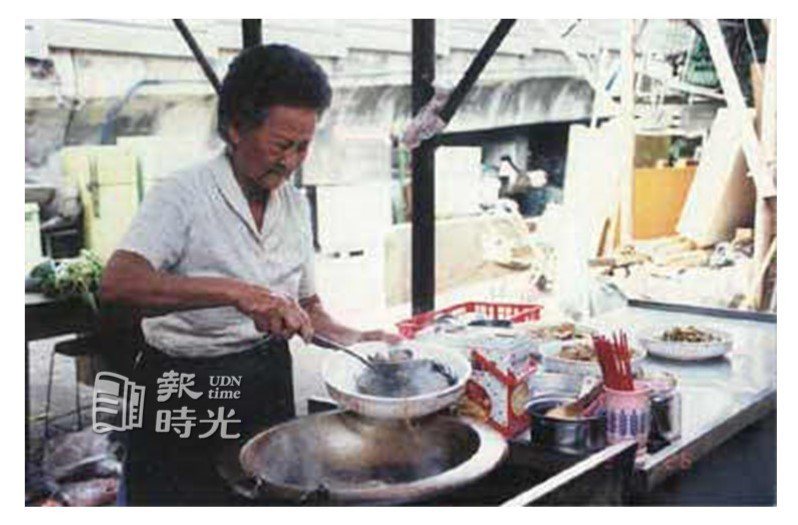 莊朱玉女23年來每天提供低價自助餐給碼頭工人和遊民。圖／聯合報系資料照(2001/04/03 楊濡嘉攝影)