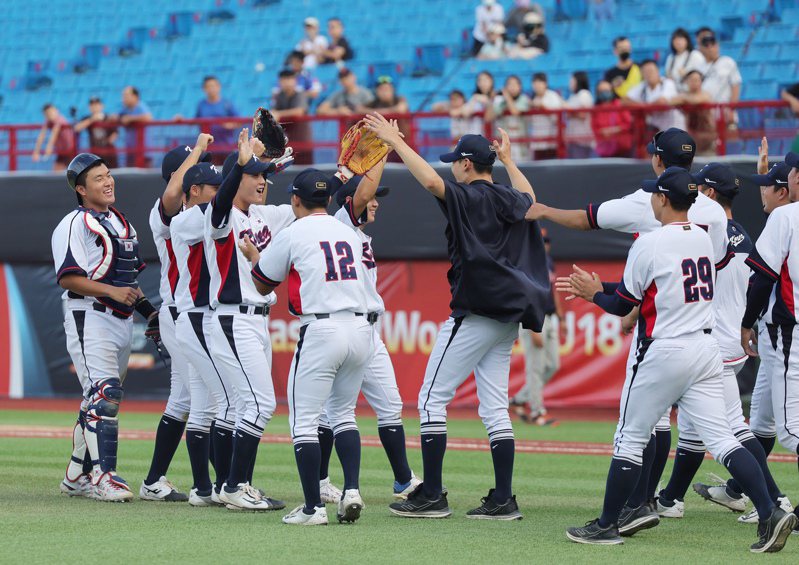 U18世界盃棒球賽9日下午超級循環賽由韓國隊交手荷蘭隊，終場由韓國以3比1奪勝，10日將全力爭搶季軍，賽後韓國球員開心擊掌致意。 中央通訊社