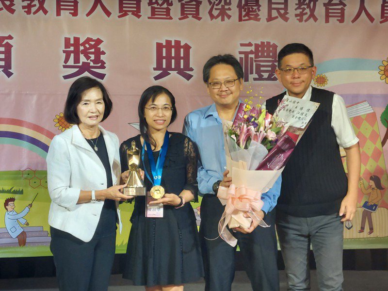 員山國中教師陳淑華（左二）今年獲得師鐸獎，她的丈夫吳宏達（左三）則是去年師鐸獎得主。記者陳敬丰／攝影