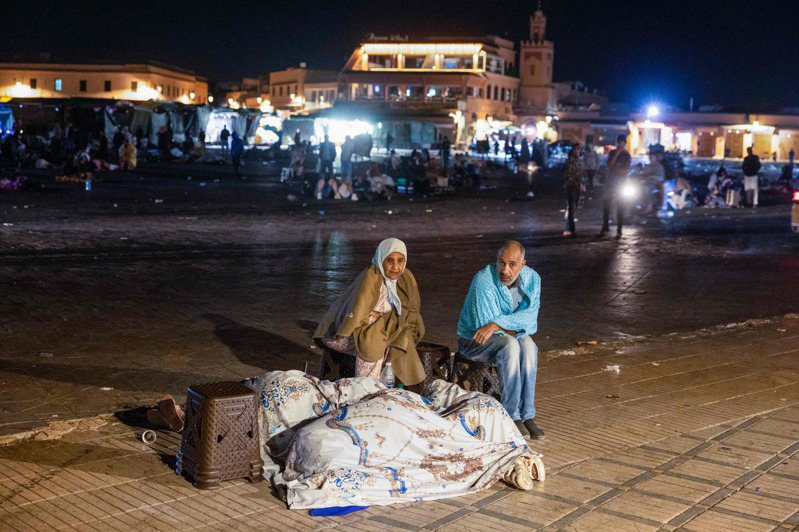 摩洛哥遭遇百年強震，居民露宿街頭。法新社