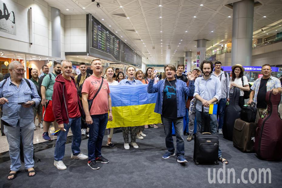 烏克蘭國家交響樂團首次來台巡演，全團79人歷經長途跋涉耗時超過72小時，於今天下午抵台，團員們抵達桃園機場後舉起烏克蘭國旗一同合影並高喊「我們在台灣」。記者季相儒／攝影