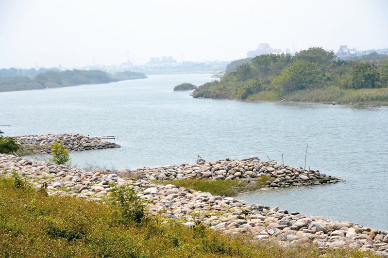 台南市二仁溪近年嚴重汙染河段不減反增，有大量有毒廢棄電子零件未處理。記者鄭惠仁／攝影