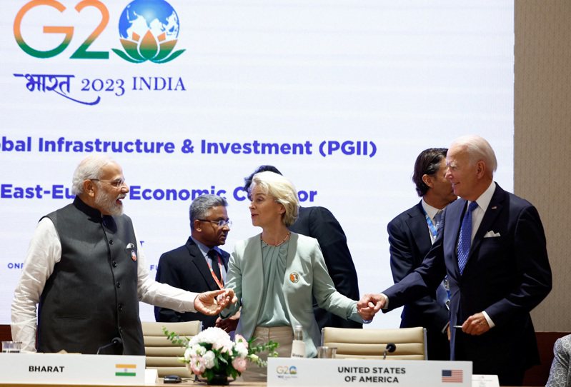 美國總統拜登（右一）、印度總理莫迪（左一）與歐盟執委會主席范德賴恩（中）在G20峰會上參加全球基礎建設與投資合作會議。（路透）