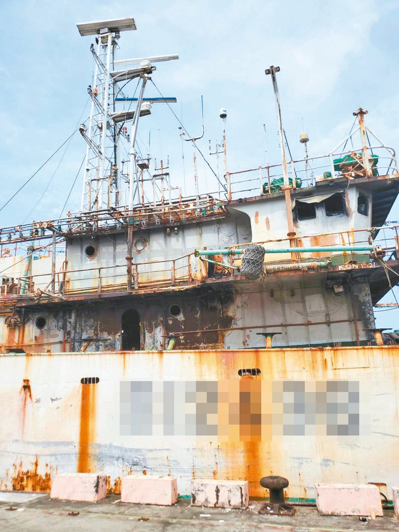 前鎮漁港的老舊遠洋漁船停到興達港，居民說這些船船身老舊，看起來像「幽靈船」。記者王勇超／攝影