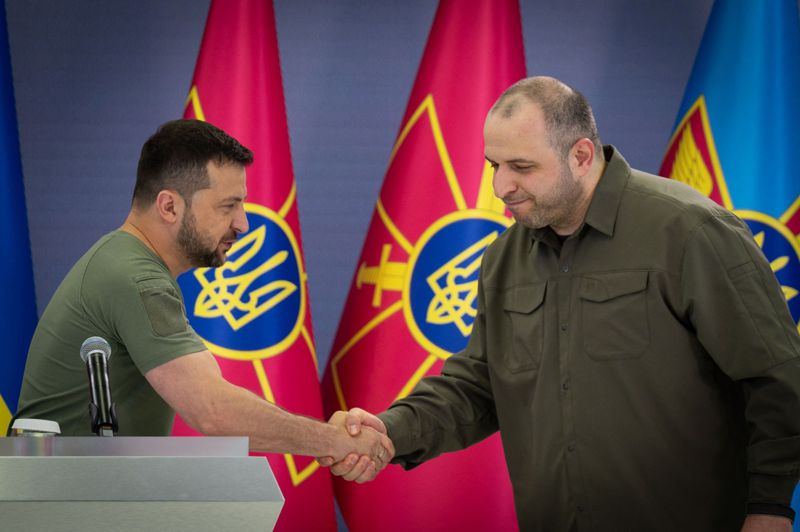 烏克蘭新任防長烏梅洛夫（右）被總統澤倫斯基（左）委以重任。 法新社