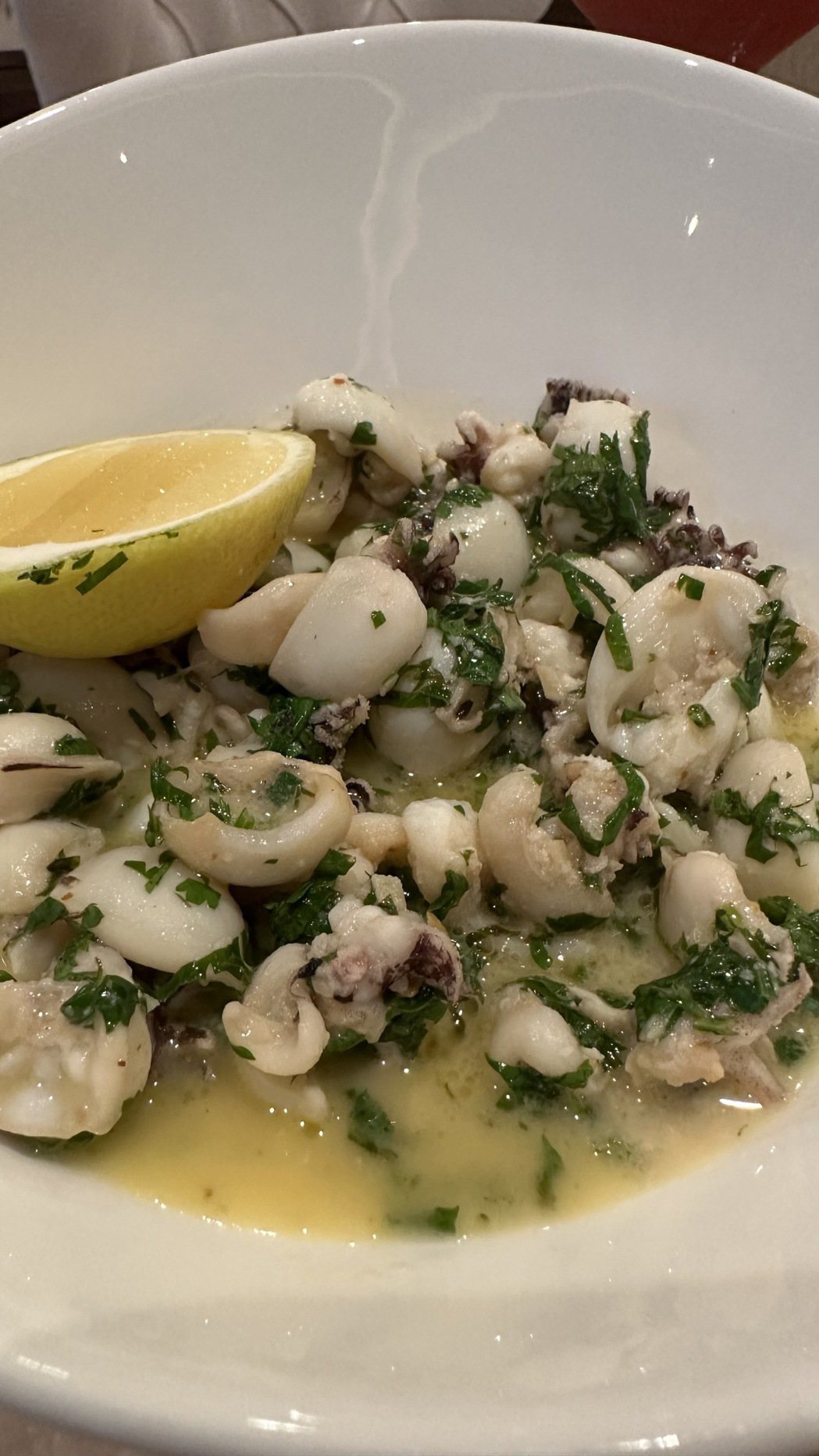 翁美慧品嘗美味海鮮，圖為西西里baby squid（小魷魚）。圖／翁美慧提供