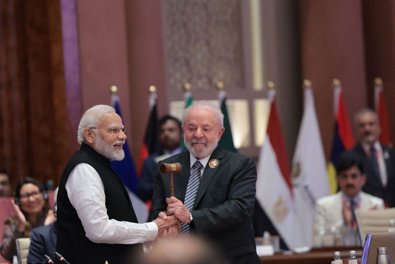为期2天的20国集团（G20）峰会今天闭幕，印度总理莫迪将象征G20轮值主席国身分的木槌交给巴西总统鲁拉。法新社(photo:UDN)