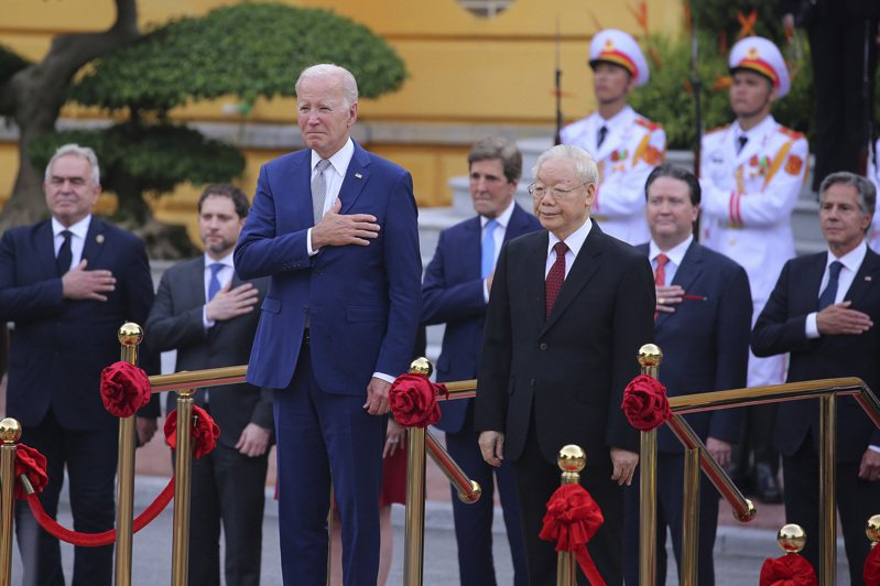 美國總統拜登今天抵達越南訪問，尋求提升兩國關係。官員說，會談焦點將放在半導體和關鍵礦物。圖為越南共產黨總書記阮富仲（前右）和美國總統拜登（前左）於越南河內總統府。美聯社