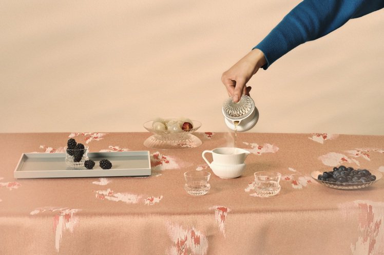 中式茶壺和功夫茶品茗杯。圖／愛馬仕提供