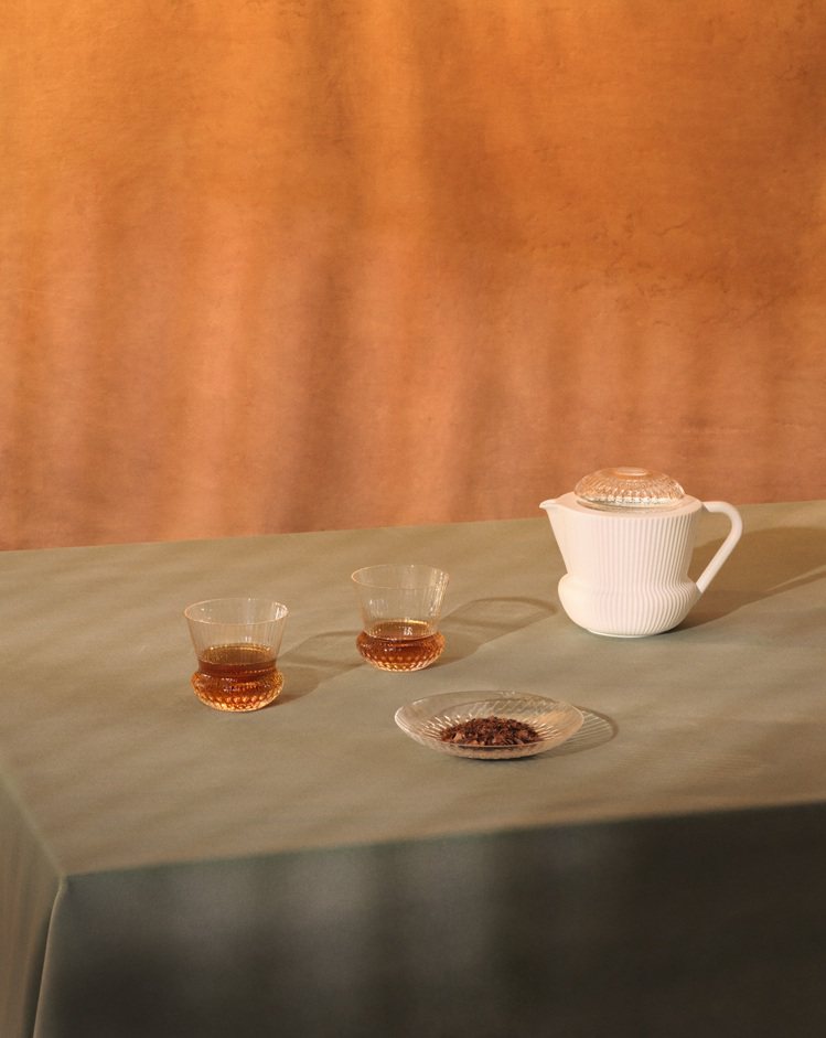 西式茶壺、濃茶品茗杯和碟盤。圖／愛馬仕提供