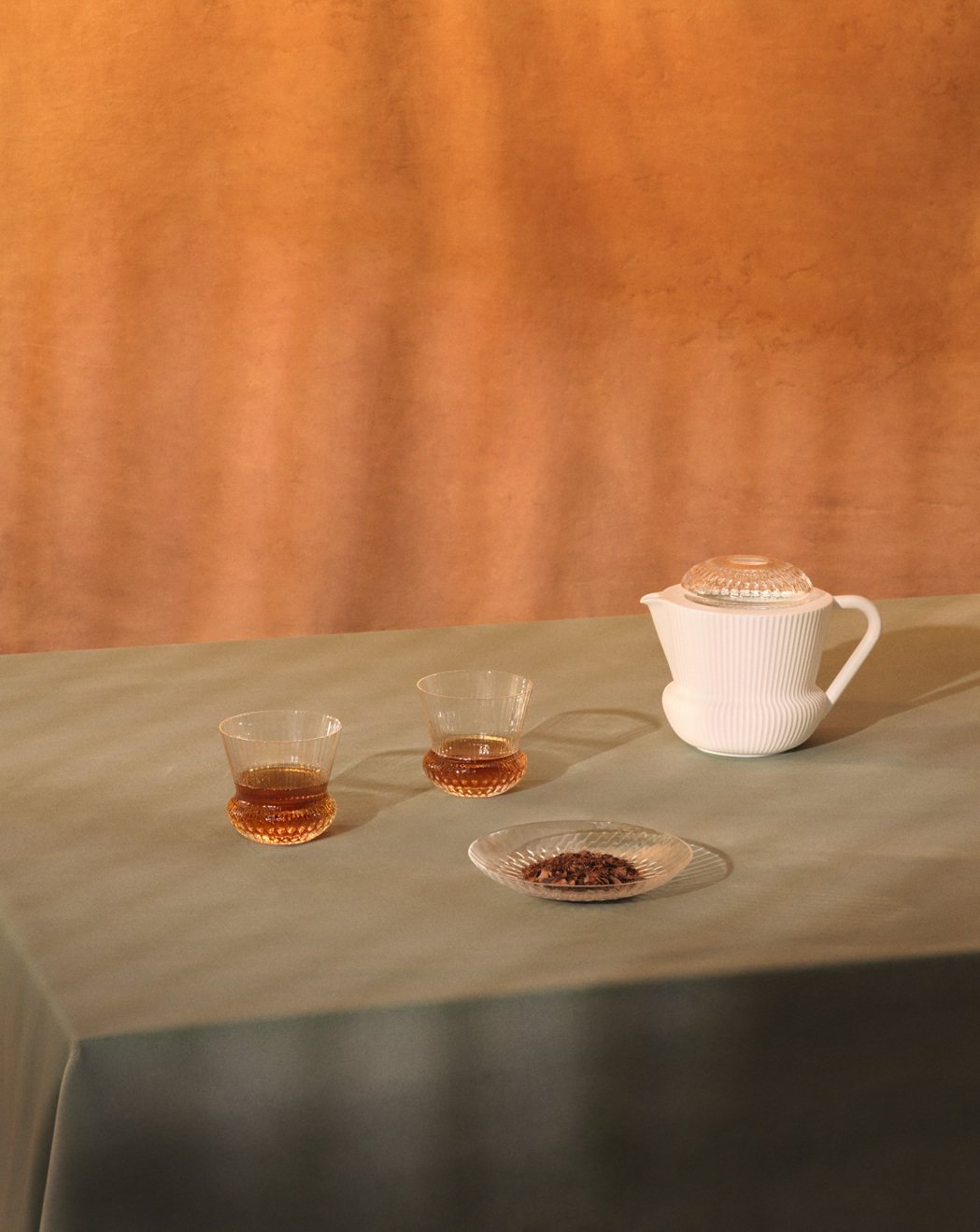 西式茶壺、濃茶品茗杯和碟盤。 圖／愛馬仕提供