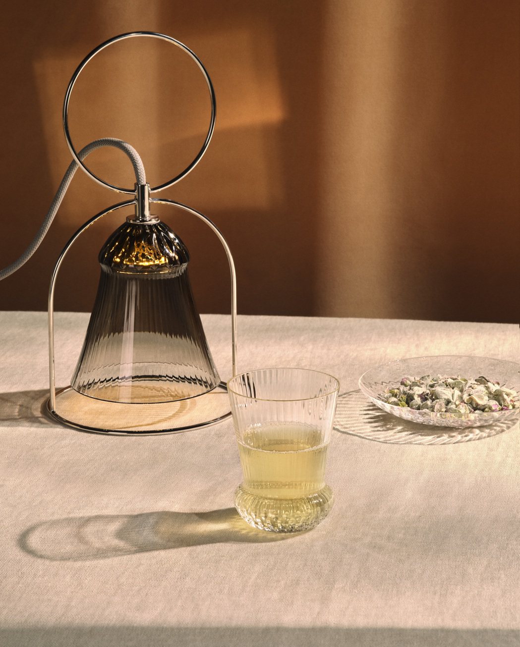 茶與水晶的搭配蘊含著豐富的內涵；品茶是一種珍貴的愉悅體驗。 圖／愛馬仕提供