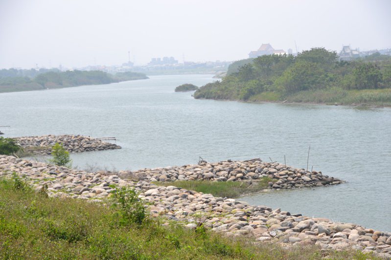 台南市二仁溪近年嚴重汙染河段不減反增，雖然去年降為30.9%，但仍有大量有毒廢棄電子零件未處理。記者鄭惠仁／攝影