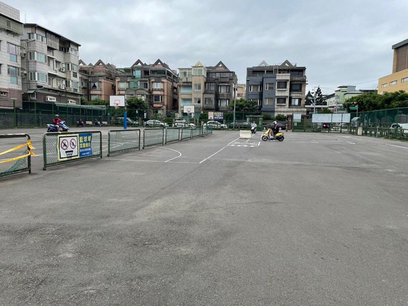 林口機車練習場緊鄰籃球場，兩邊僅用簡易車組區隔。圖／林口公所提供