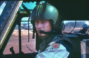 泰勒服役期間，攝於UH-1直升機的駕駛艙，左臂上是第一步兵師的「大紅一」（The Big Red One）徽章。圖／美國空軍檔案照