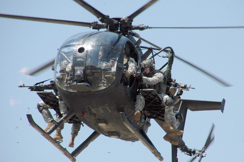 美軍MH-6直升機，4名特戰官兵坐在機外兩側。圖／美國陸軍檔案照