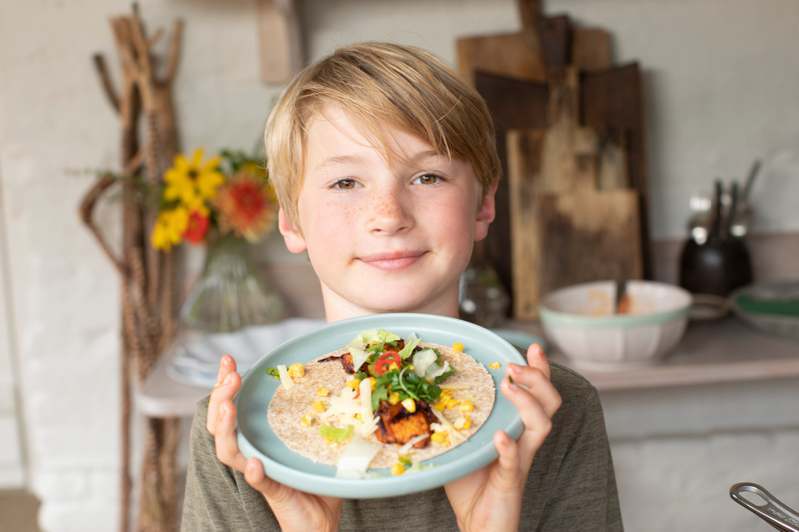 名廚二代光環發威，12歲少年廚師巴迪繼承老爸奧利佛衣缽，入主英國廣播公司烹飪節目。取字巴迪YouTube頻道