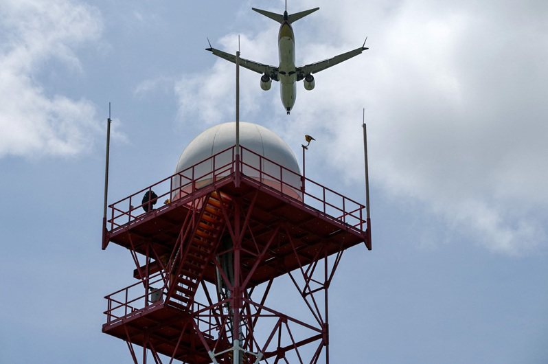 一架客機準備降落新加坡樟宜機場，示意圖，與新聞事件無關。法新社